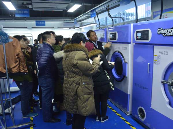 員工拒加班被罰站？還是來選擇潔希亞國際洗衣創業吧