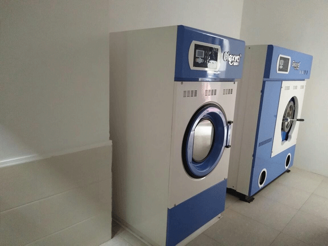 蔣女士潔希亞干洗店店內的<a href='http://www.3dyouneed.com/shebei/'>干洗設備</a>